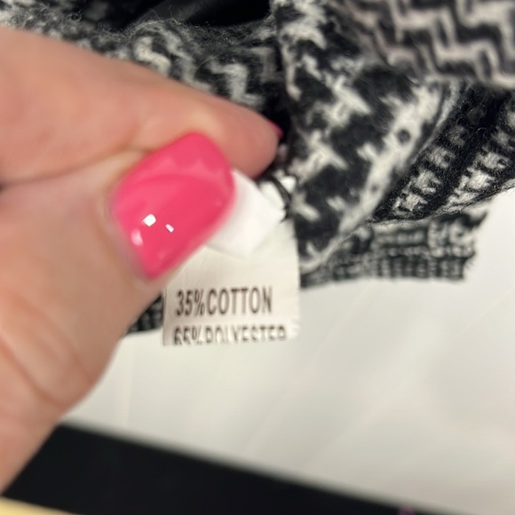 The Free Yoga Womens Jumper M Black White Texture Pattern Lined Back Zip Mini - Picture 9 of 14